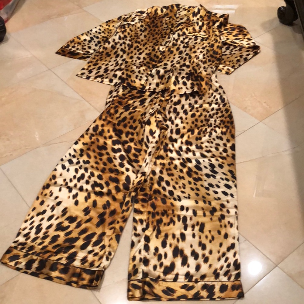Victoria’s Secret silk feel Leopard print Pajama - Picture 3 of 11